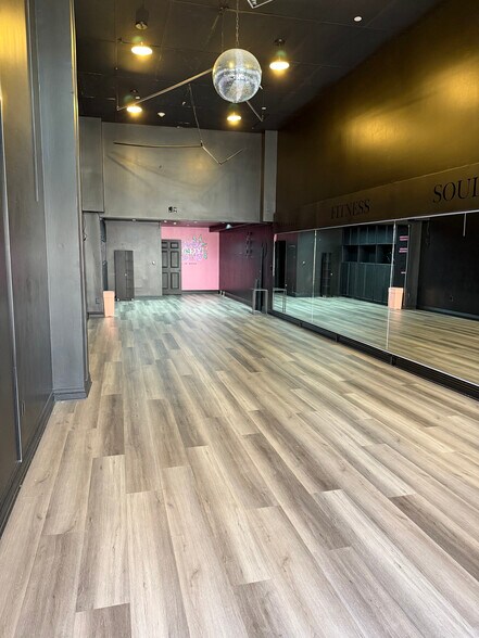 930 S Robertson Blvd, Los Angeles, CA à louer - Photo de l’immeuble – Image 1 sur 7