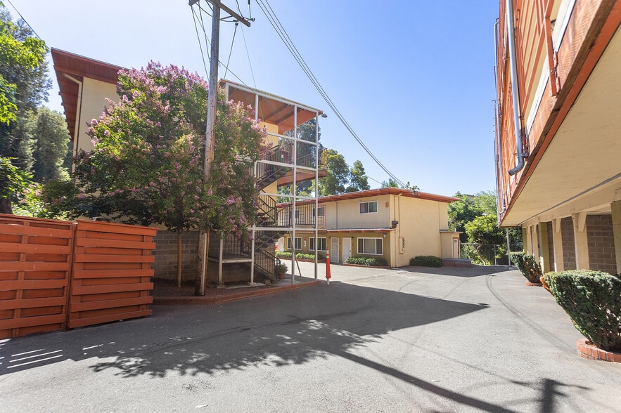 951-955 Karol Way, San Leandro, CA à vendre - Photo de l’immeuble – Image 2 sur 17