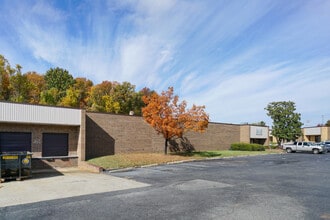 326 Edwardia Dr, Greensboro, NC à louer Photo de l’immeuble– Image 2 sur 6