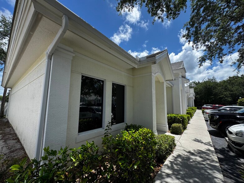 3447 Pine Ridge Rd, Naples, FL à louer - Photo de l’immeuble – Image 3 sur 12