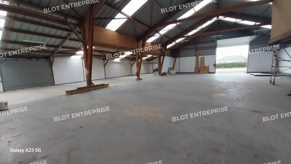 Local d'activités dans Saint-Coulomb à vendre - Photo de l’immeuble – Image 3 sur 4