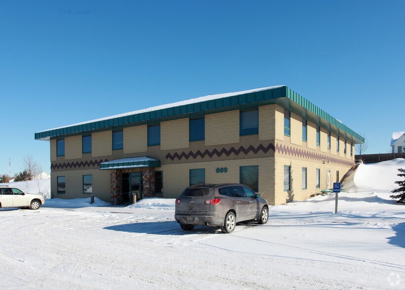 669 N Medina St, Loretto, MN à vendre - Photo de l’immeuble – Image 2 sur 23