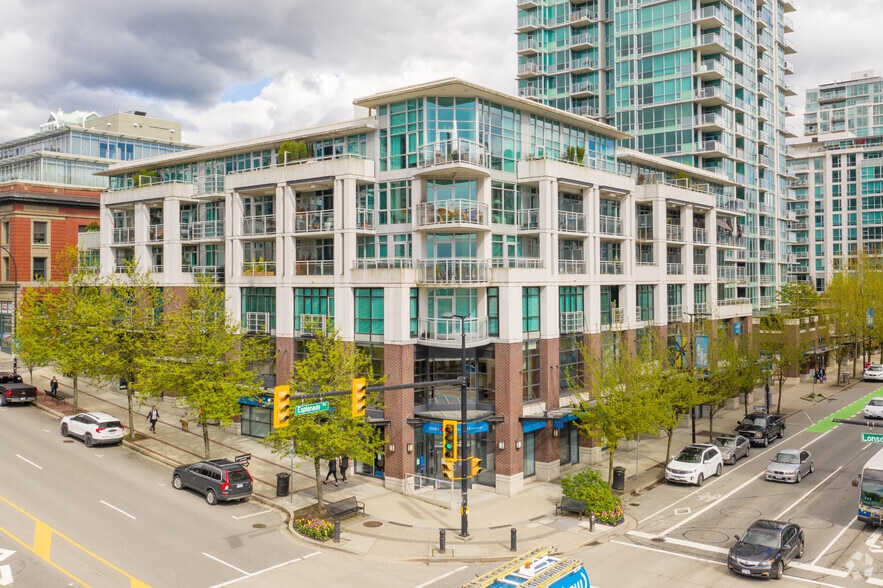 100 Esplanade Espl E, North Vancouver, BC à louer - Photo de l’immeuble – Image 2 sur 11