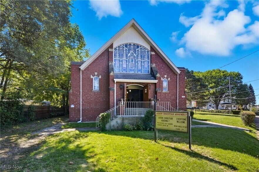 742 Johnston St, Akron, OH à vendre - Photo principale – Image 1 sur 13