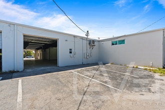 3932 NE 5th Ave, Oakland Park, FL à louer Photo de l’immeuble– Image 2 sur 10