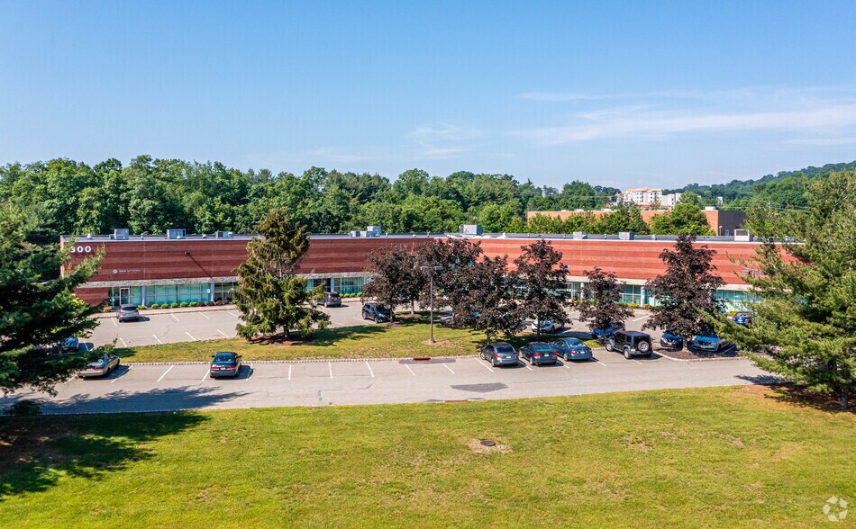 300 Roundhill Dr, Rockaway, NJ à louer - Photo de l’immeuble – Image 3 sur 5