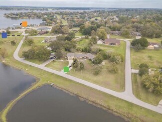 Plus de détails pour 561 Lakeway Dr, Montgomery, TX - Spécialisé à vendre