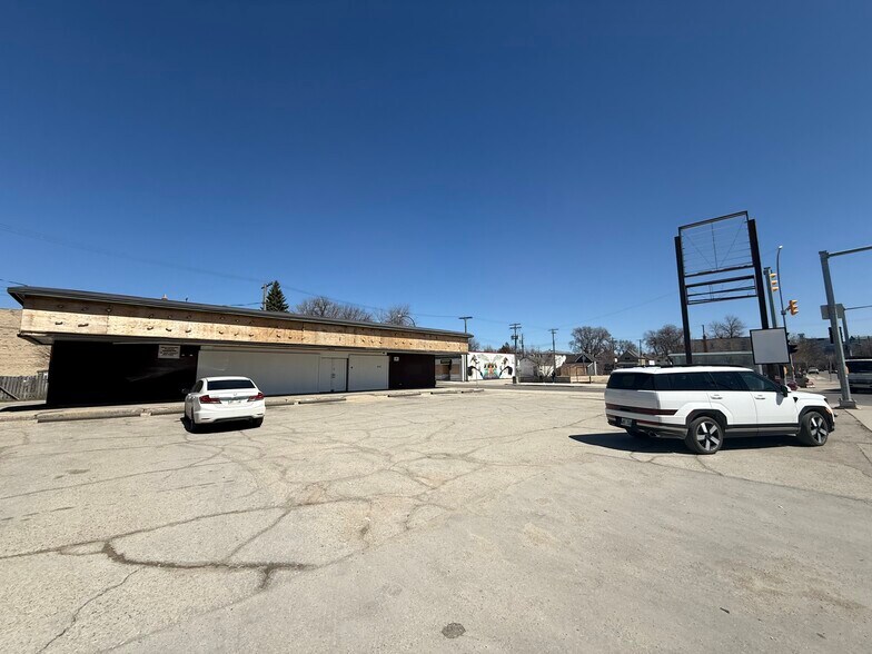815 Ellice Av, Winnipeg, MB à vendre - Photo de l’immeuble – Image 2 sur 9