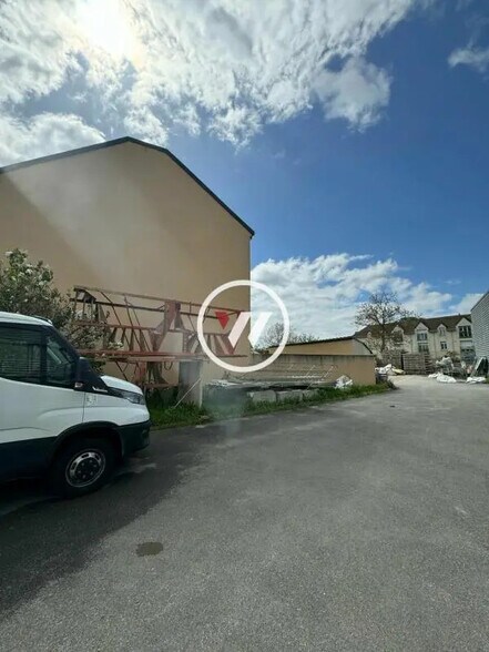 Local d’activités dans Persan à louer - Photo de l’immeuble – Image 3 sur 11