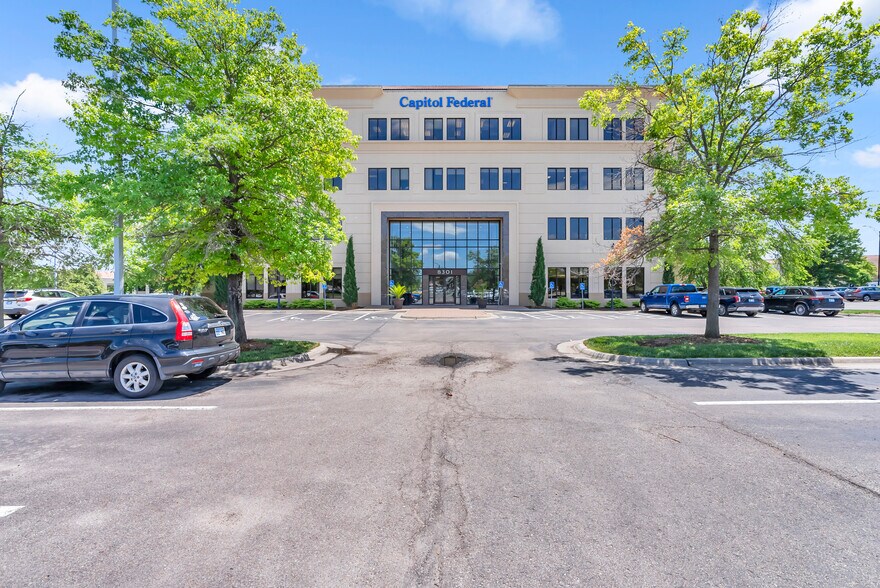 8301 E 21st St, Wichita, KS à vendre - Photo de l’immeuble – Image 1 sur 6