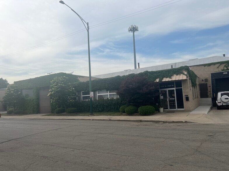 4227 W 43rd St, Chicago, IL à louer - Photo de l’immeuble – Image 3 sur 4