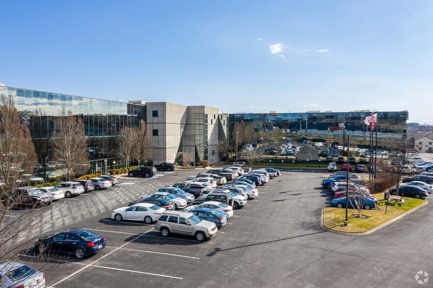 2451 Atrium Way, Nashville, TN à louer - Photo de l’immeuble – Image 2 sur 10