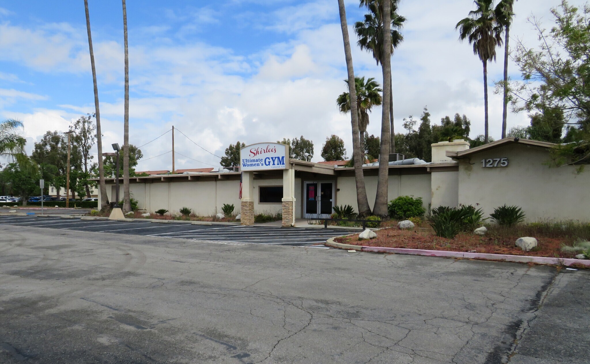 1275 W Foothill Blvd, Upland, CA à louer Photo principale– Image 1 sur 4