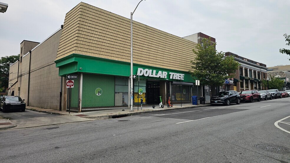 2213 E Monument St, Baltimore, MD à louer - Photo de l’immeuble – Image 1 sur 2