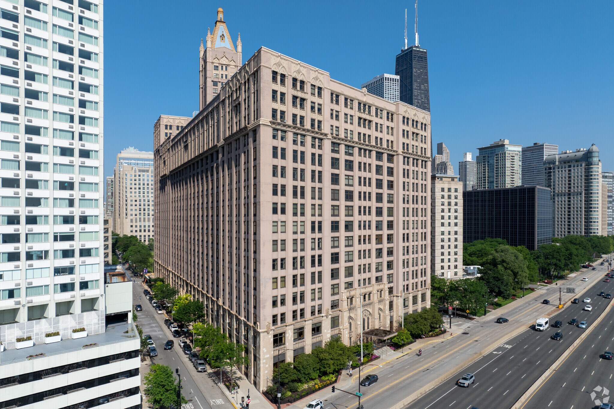 680 N Lake Shore Dr, Chicago, IL à louer Photo principale– Image 1 sur 24