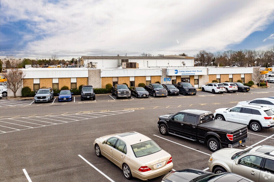 610 Hicksville Rd, Bethpage, NY à louer - Photo de l’immeuble – Image 2 sur 5