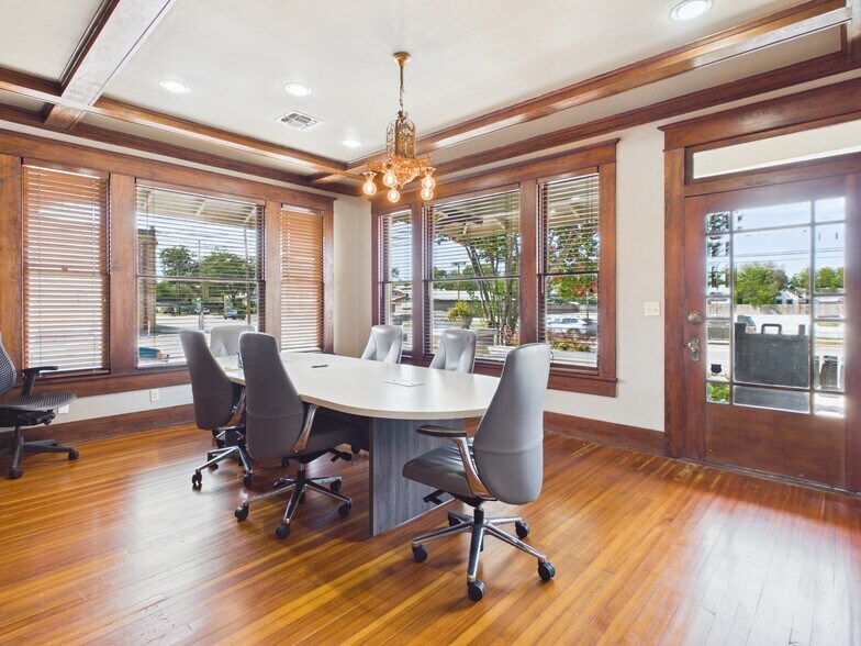 524 S Seguin Ave, New Braunfels, TX à louer - Photo de l’immeuble – Image 3 sur 9
