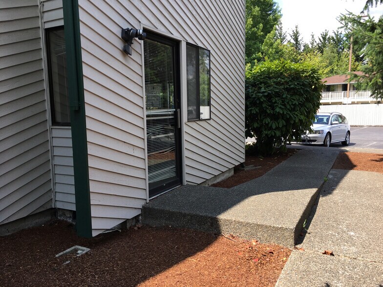 205 15th Ave SW, Puyallup, WA à louer - Photo de l’immeuble – Image 3 sur 13