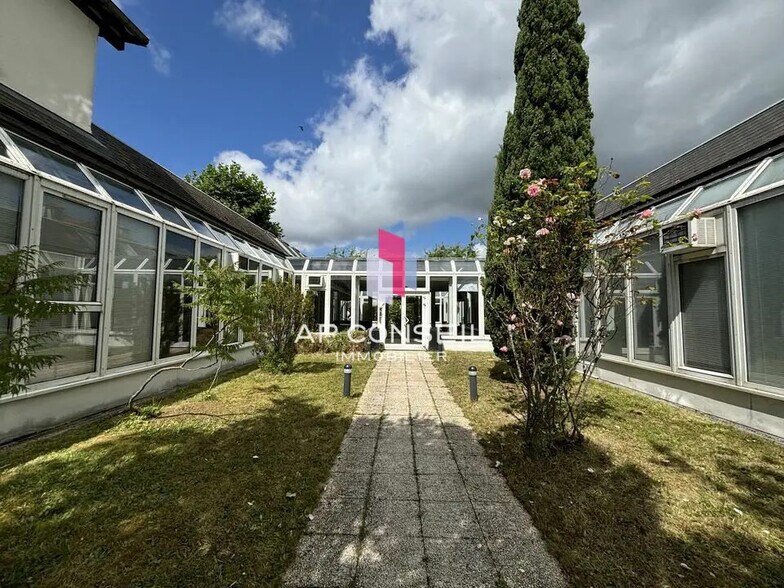 Local d’activités dans Versailles à louer - Photo de l’immeuble – Image 3 sur 4