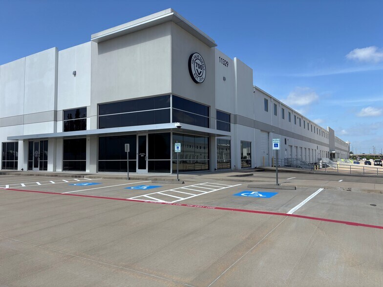 11329 Cash Rd, Stafford, TX à louer - Photo de l’immeuble – Image 2 sur 7