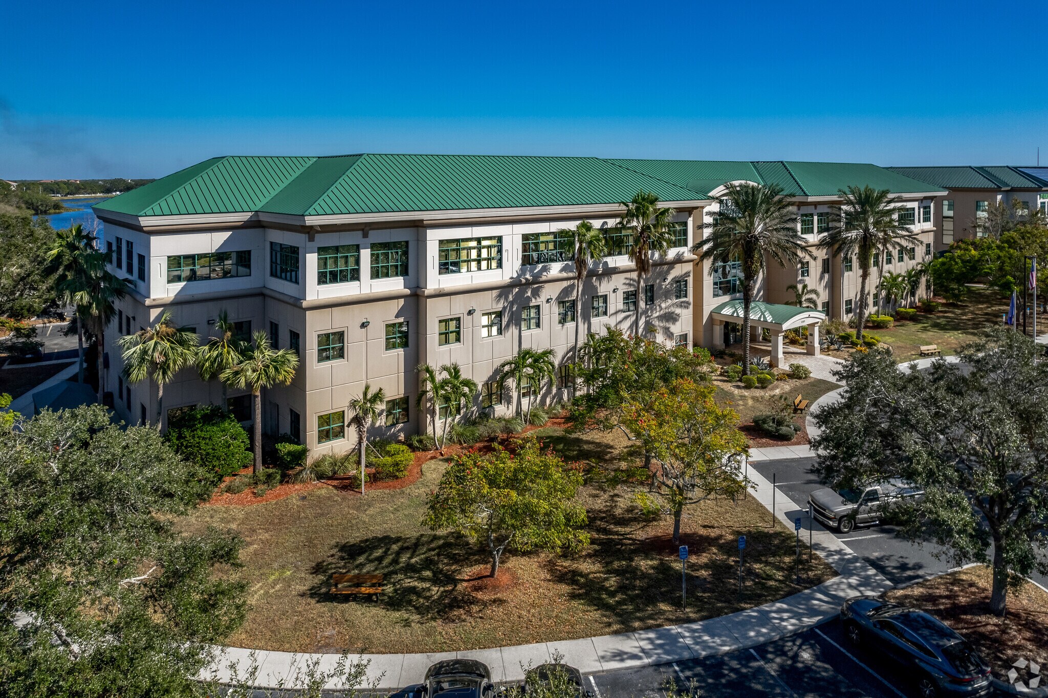 6151 Lake Osprey Dr, Sarasota, FL à louer Photo principale– Image 1 sur 15