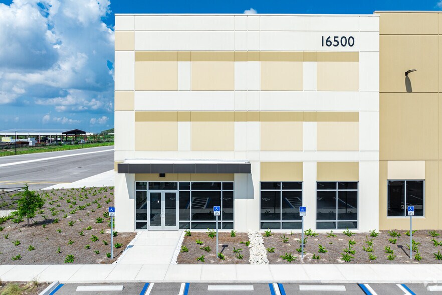 16500 Oriole Rd, Fort Myers, FL à louer - Photo de l’immeuble – Image 3 sur 20