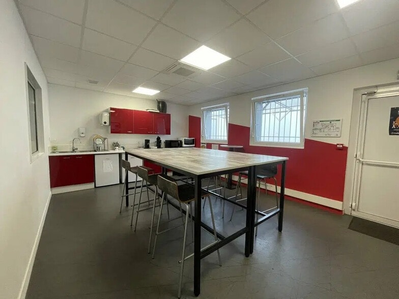 Local d’activités dans Cormelles-le-Royal à louer - Photo de l’immeuble – Image 3 sur 14