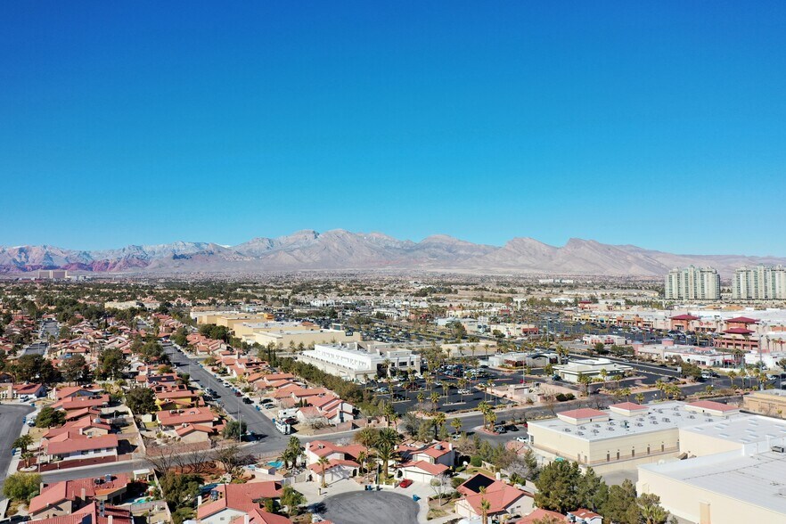 8751 W Charleston Blvd, Las Vegas, NV à louer - Photo de l’immeuble – Image 3 sur 7