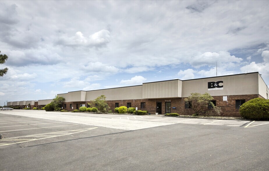 5251-5321 Commerce Pky W, Cleveland, OH à louer - Photo de l’immeuble – Image 1 sur 1