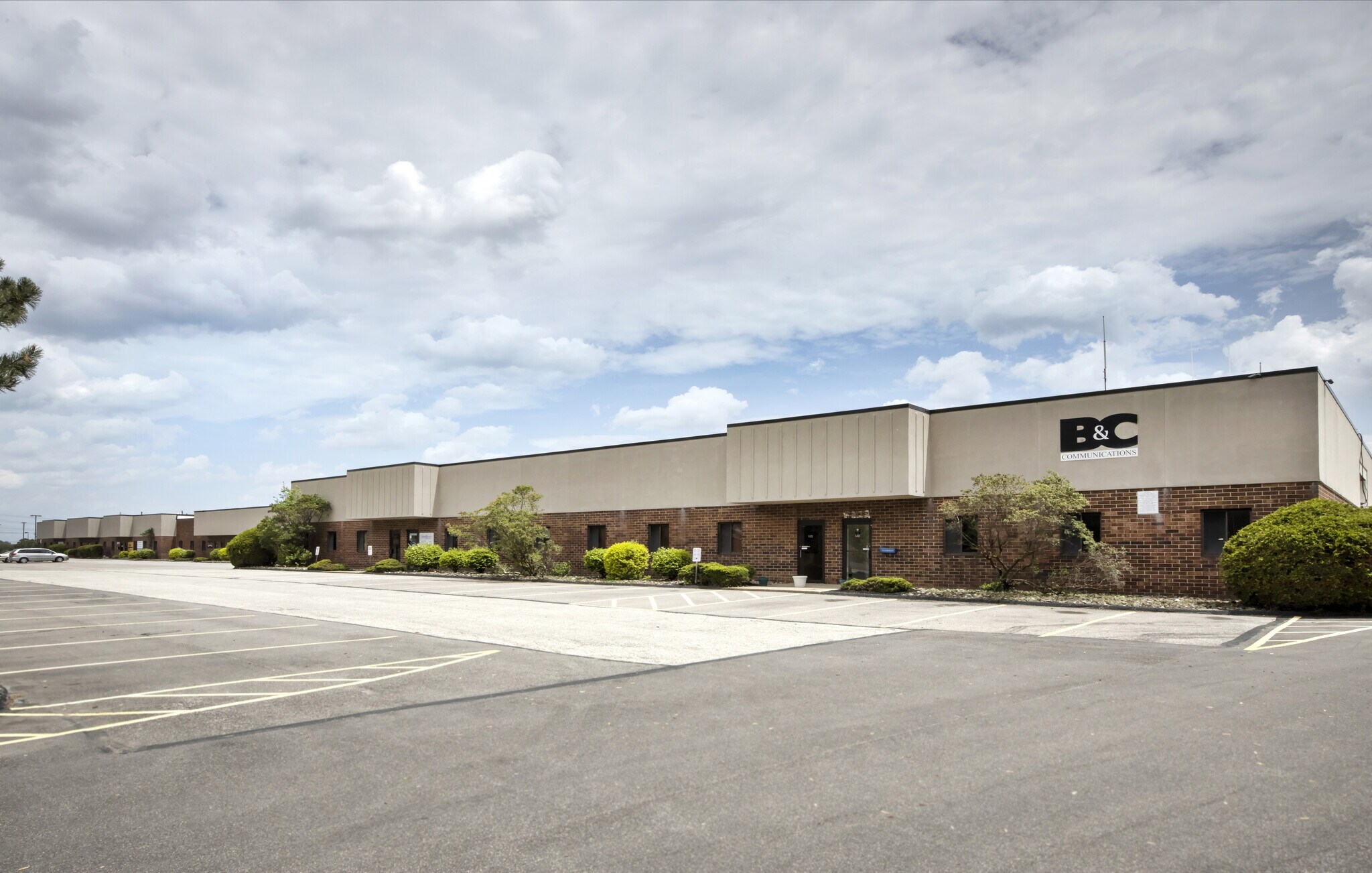5251-5321 Commerce Pky W, Cleveland, OH à louer Photo de l’immeuble– Image 1 sur 2