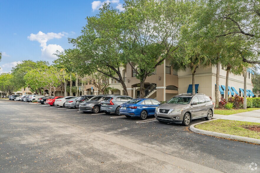 7451 Wiles Rd, Coral Springs, FL à vendre - Photo de l’immeuble – Image 2 sur 32