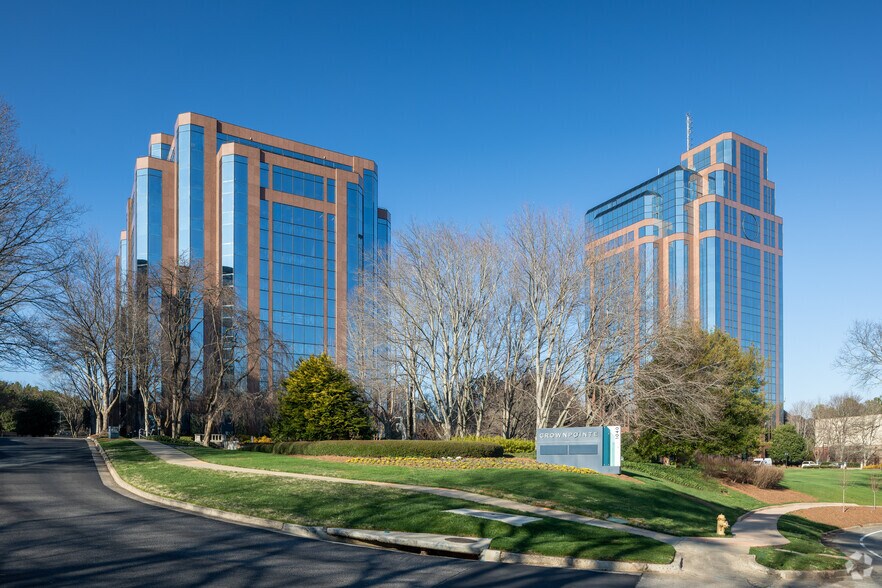 1040 Crown Pointe Pkwy, Atlanta, GA à louer - Photo de l’immeuble – Image 2 sur 40