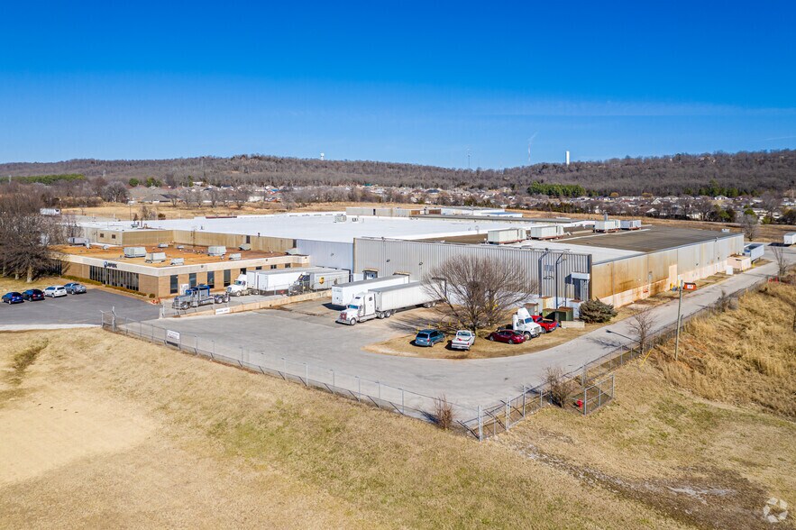 1609 N Old Missouri Rd, Springdale, AR à louer - Photo de l’immeuble – Image 3 sur 4