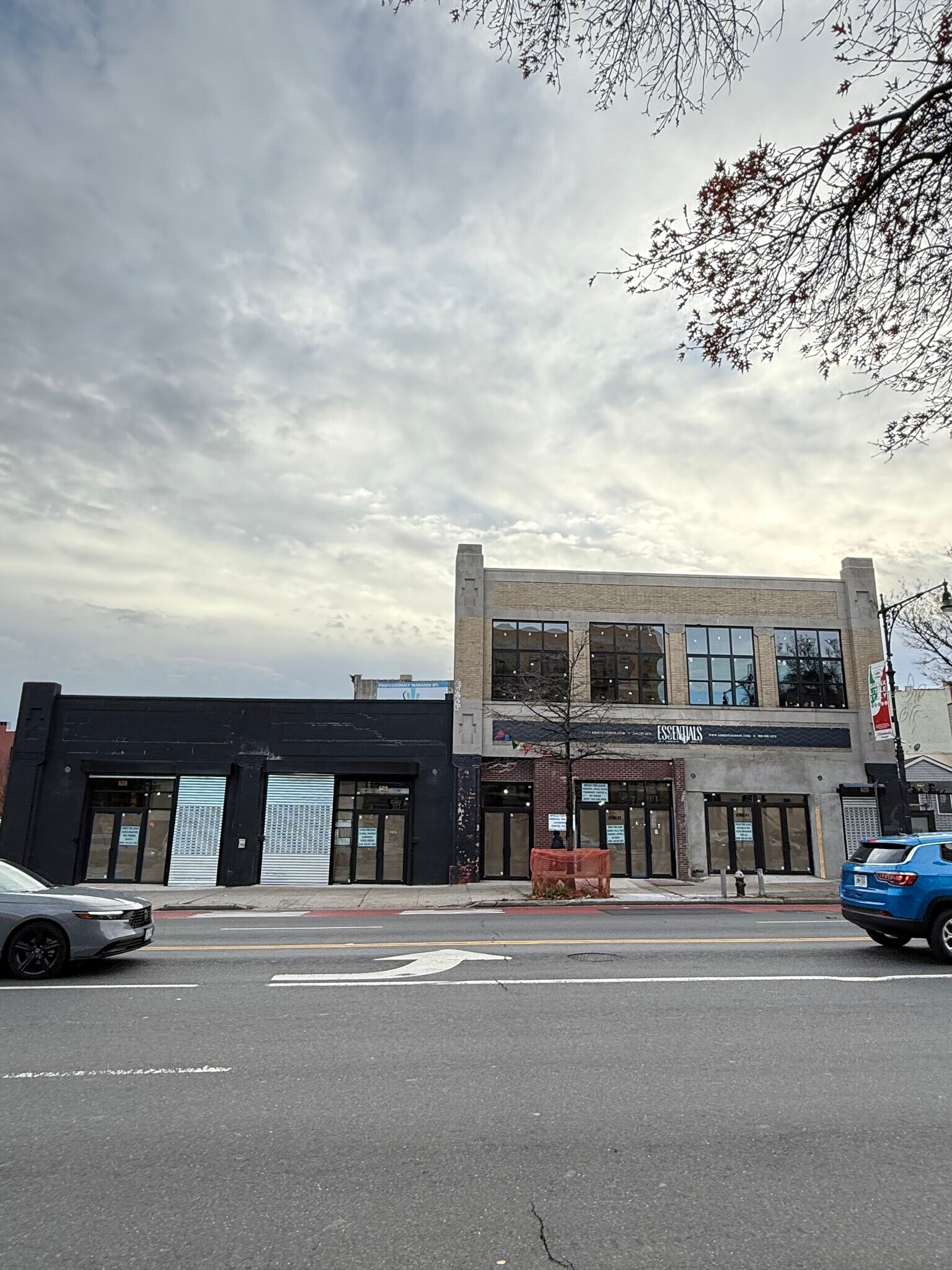 608 E Fordham Rd, Bronx, NY à louer Photo de l’immeuble– Image 1 sur 4