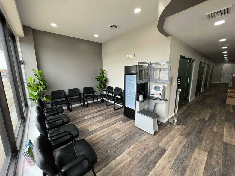2600-2602 Cottman Ave, Philadelphia, PA à louer - Hall d’entrée – Image 3 sur 10