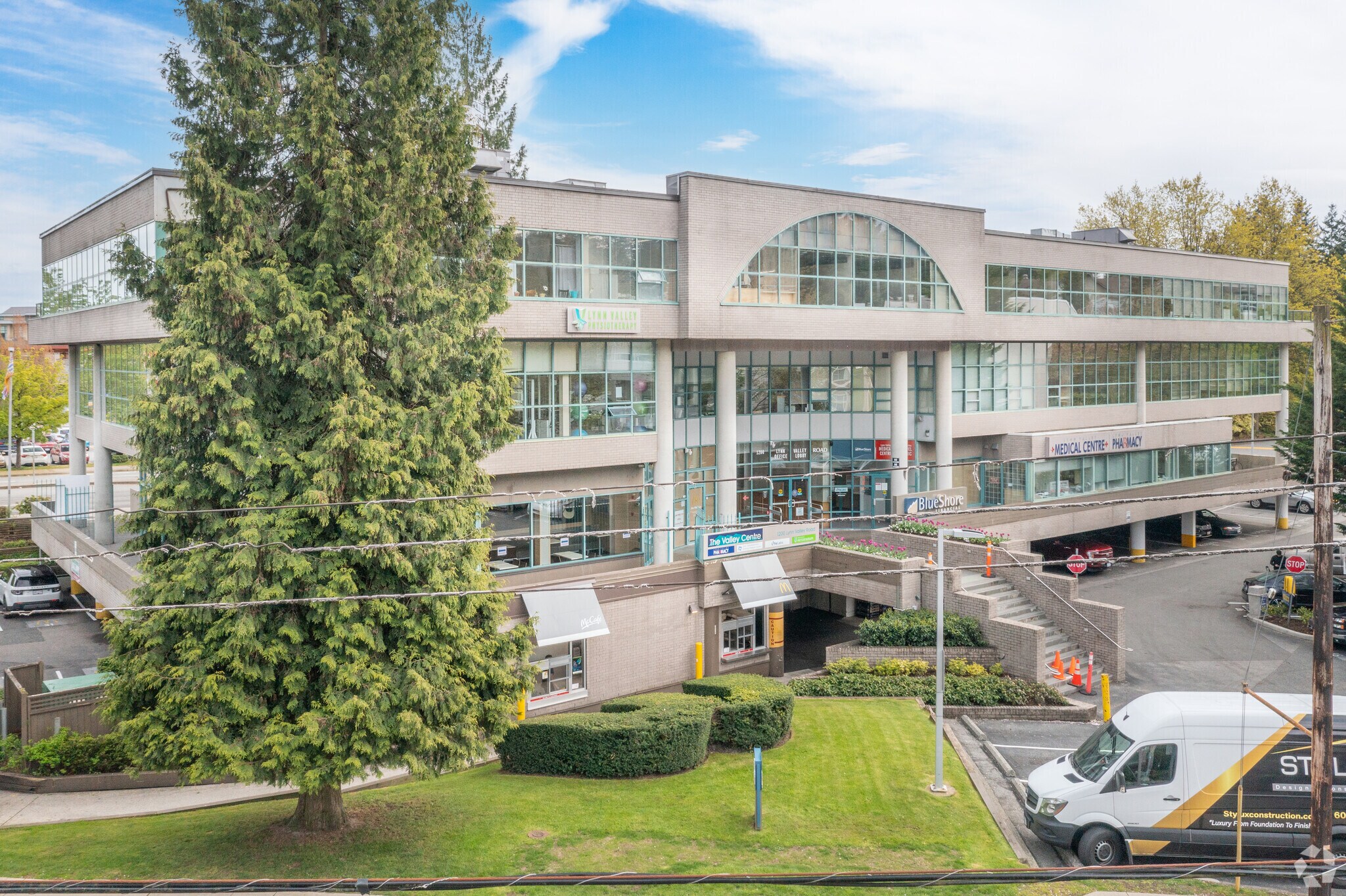 1200 Lynn Valley Rd, North Vancouver District, BC à louer Photo principale– Image 1 sur 10