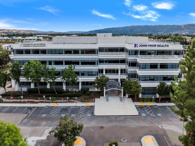 5860 Owens Dr, Pleasanton, CA à louer - Photo de l’immeuble – Image 1 sur 6