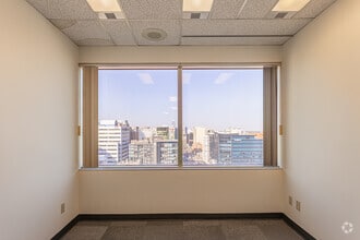 10665 Jasper Ave, Edmonton, AB à louer Photo intérieure– Image 2 sur 5