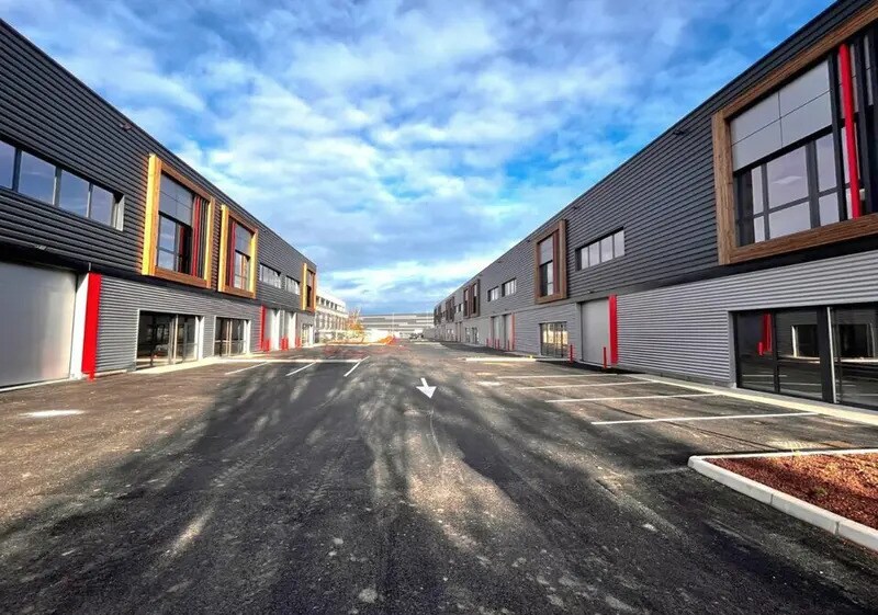 Local d’activités dans Saint-Quentin-Fallavier à louer - Photo de l’immeuble – Image 3 sur 4