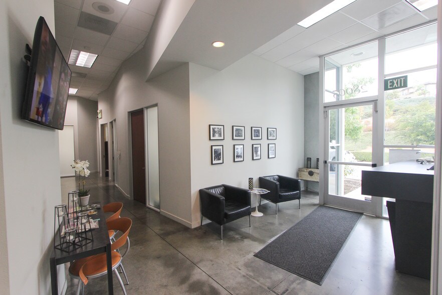 28005 Smyth Dr, Santa Clarita, CA à louer - Hall d’entrée – Image 3 sur 10