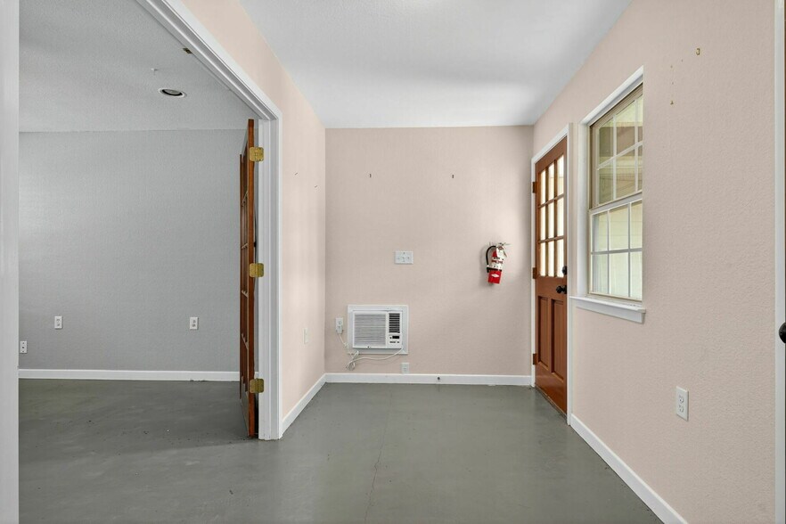 916 E Blanco Rd, Boerne, TX à louer - Photo de l’immeuble – Image 1 sur 3