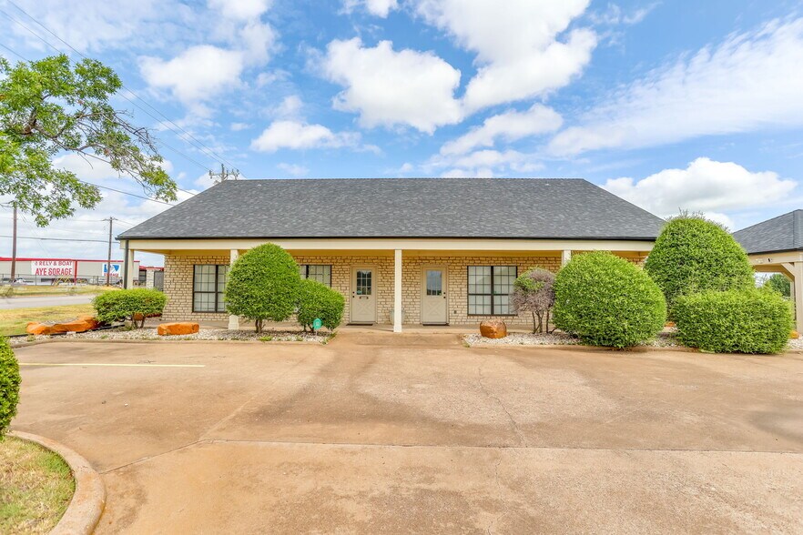 600 S Harbor Ct, Granbury, TX à vendre - Photo de l’immeuble – Image 1 sur 11
