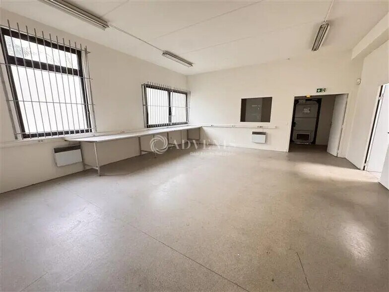 Local d’activités dans Champs-sur-Marne à louer - Photo de l’immeuble – Image 3 sur 6