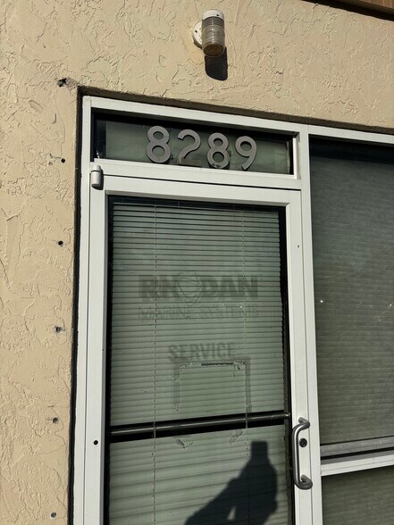 8281-8297 Blaikie Ct, Sarasota, FL à louer - Photo de l’immeuble – Image 3 sur 8