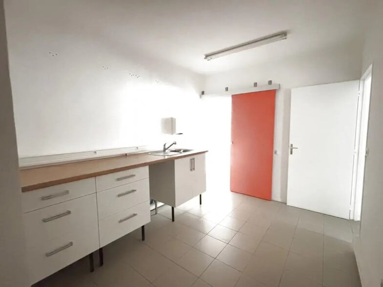 Local commercial dans Vayres à louer - Photo intérieure – Image 3 sur 9