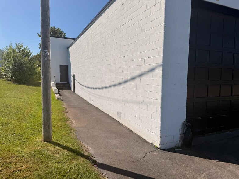 6146 Molloy Rd, East Syracuse, NY à louer - Photo de l’immeuble – Image 2 sur 13