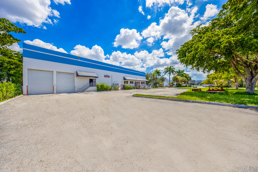2601 NW 105th Ave, Miami, FL à louer - Photo de l’immeuble – Image 2 sur 71