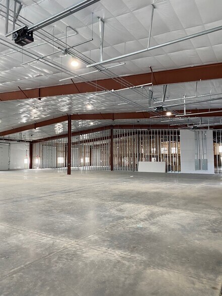 1410 W Walnut St, Elkhart, IA à louer - Photo de l’immeuble – Image 2 sur 4