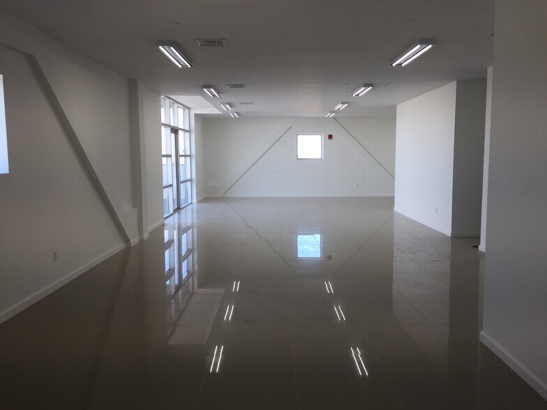 136-33 37th Ave, Flushing, NY à louer - Photo de l’immeuble – Image 3 sur 4