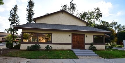 1338 Center Court Dr, Covina, CA à louer Photo de l’immeuble– Image 2 sur 8